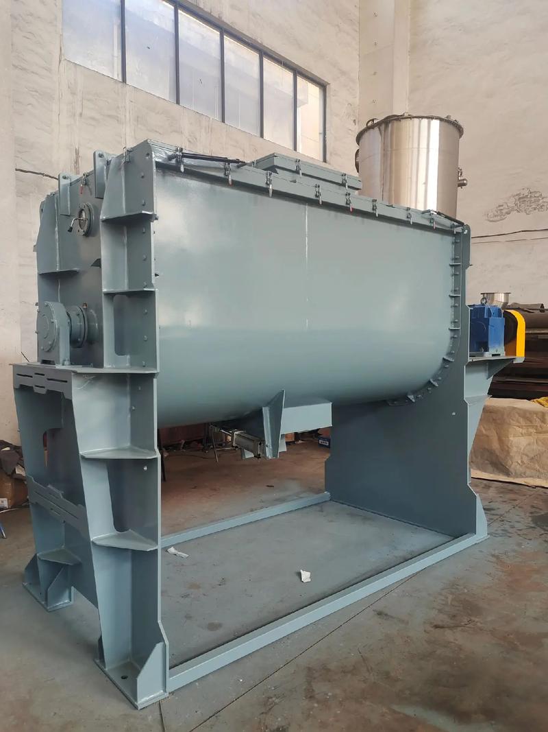 臥式螺帶混合機(jī).3立方有機(jī)肥混合設(shè)備制作完畢,裝車發(fā)貨